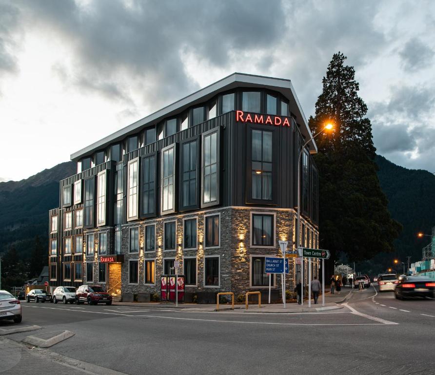 皇后镇Ramada Queenstown Central的建筑的侧面有标志