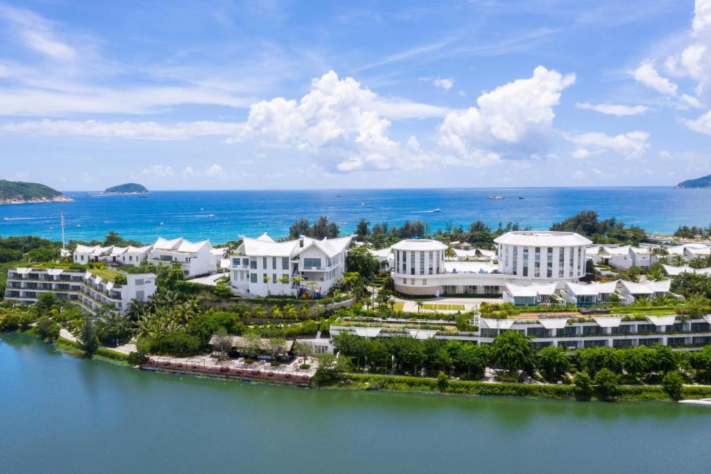 三亚三亚亚龙湾迎宾馆别墅的靠近水面的度假胜地的空中景致