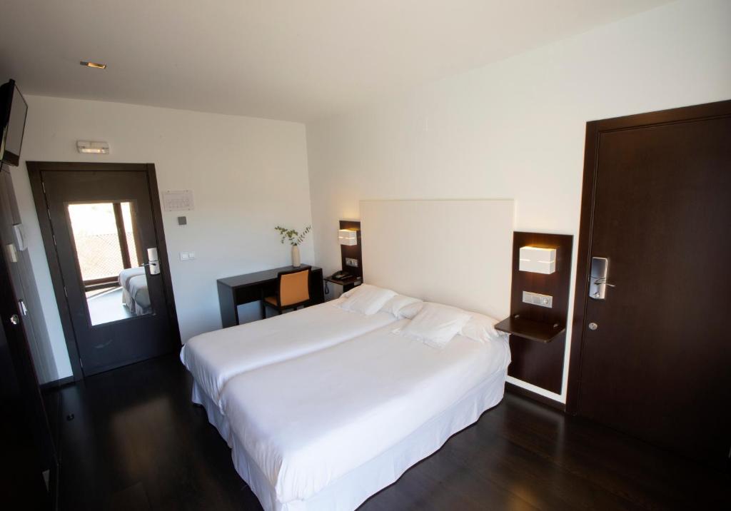 Villanueva del ReyHotel Rural Las Monteras的卧室配有一张白色大床