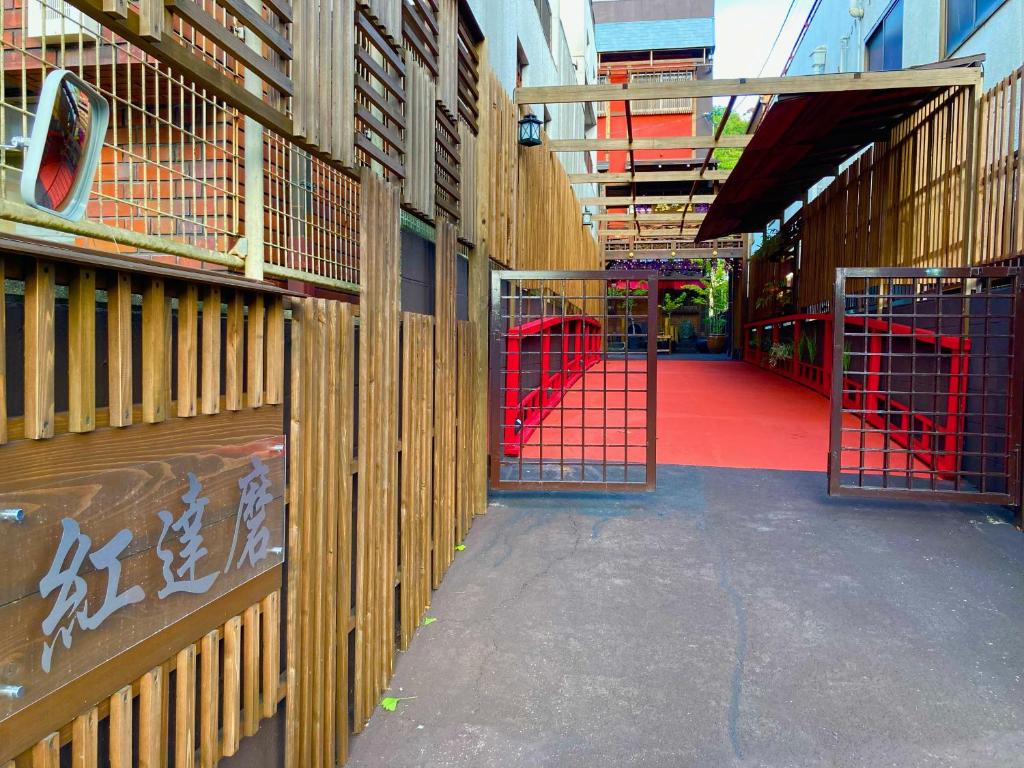 京都Benidaruma - Usagi的大楼里一个有红色门的空走廊