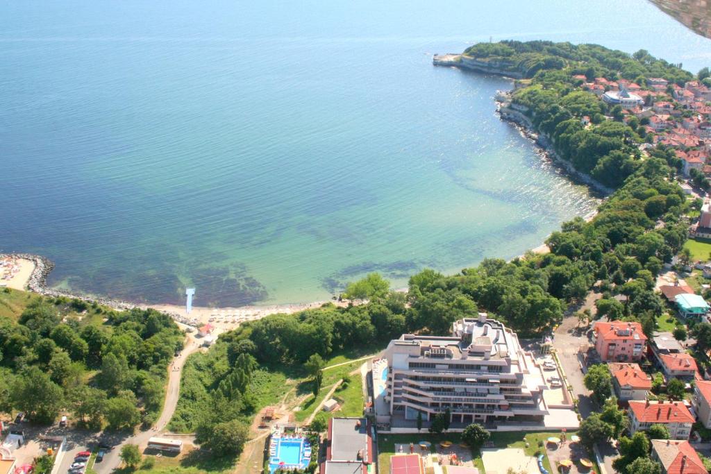 茨雷沃维瑞斯公寓式酒店的享有海滩和海洋的空中景致