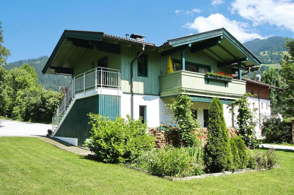 伊特尔holiday home, Itter的一座绿色和白色的大房子,设有阳台