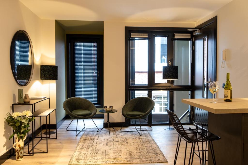 恩斯赫德City Stay&Go Enschede的客厅配有椅子和窗户