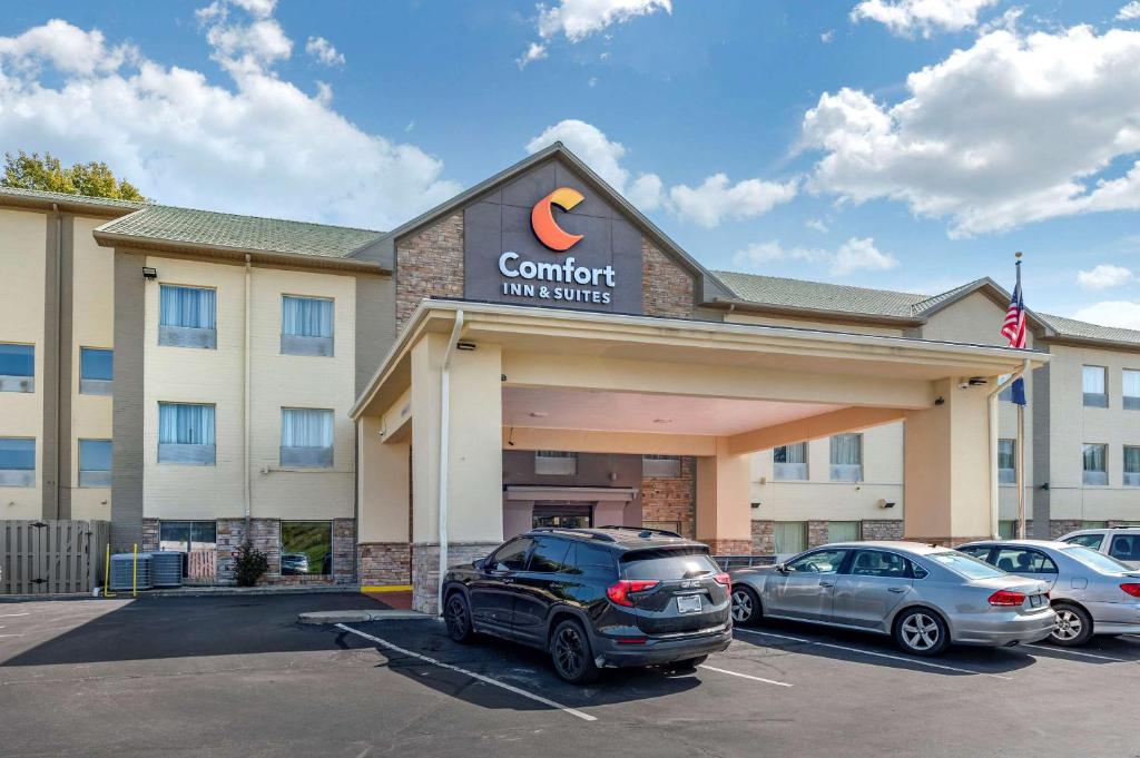 辛辛那提Comfort Inn & Suites的停在酒店前停车场的汽车