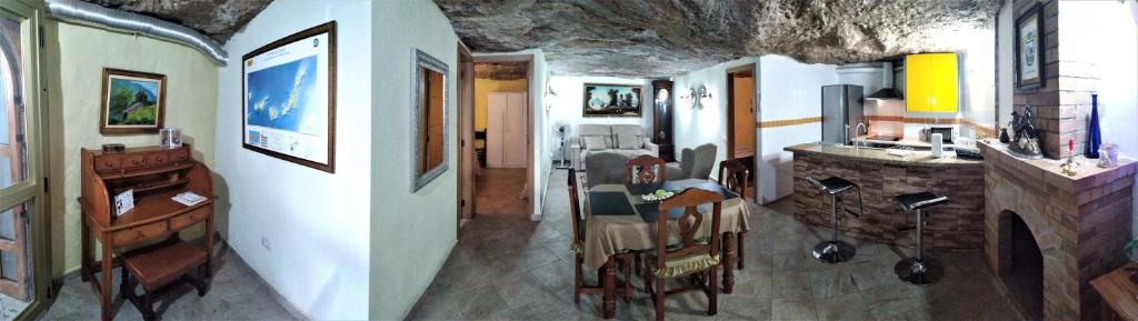 圣米格尔德阿沃纳奎瓦萨莎乡村民宿的一间带用餐室和一间带桌子的厨房的房间