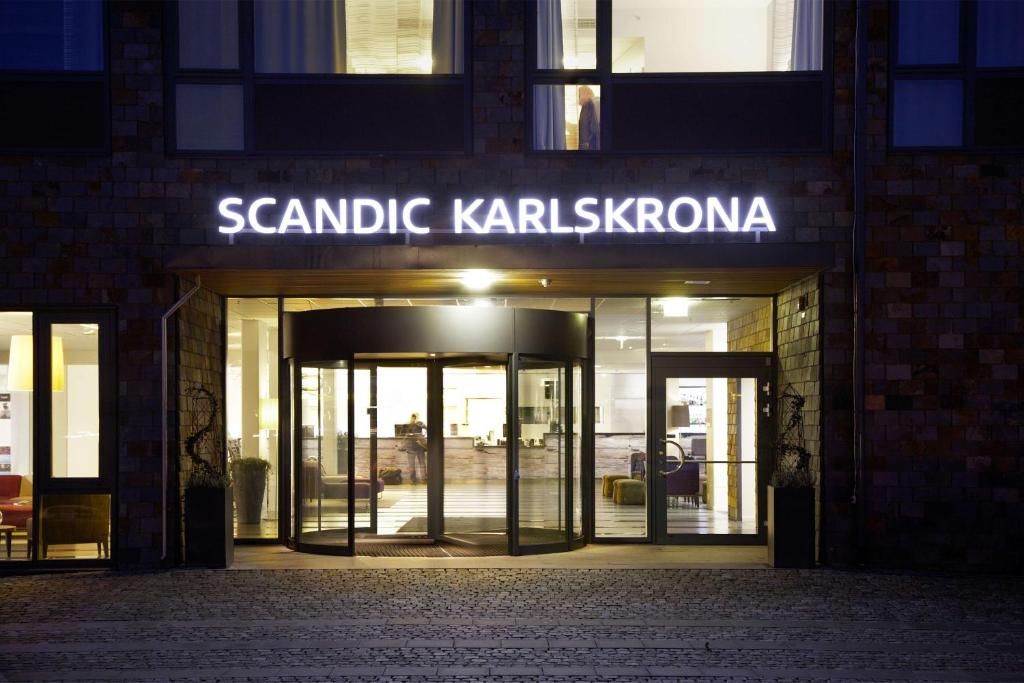 卡尔斯克鲁纳斯堪迪克卡尔斯克鲁纳酒店的带有读取扫描线的标志的建筑物