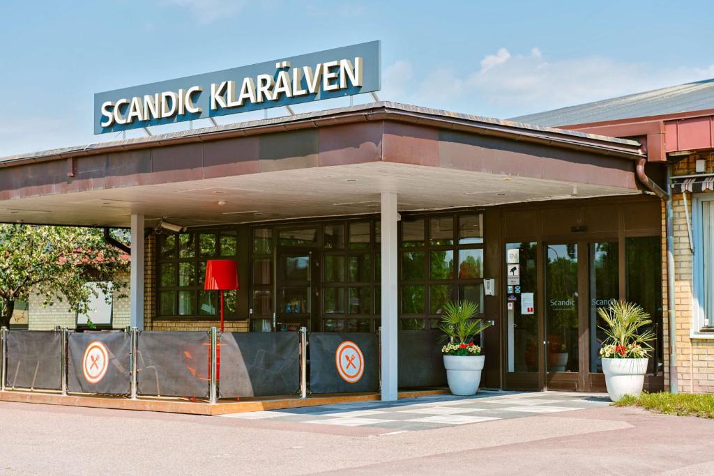 卡尔斯塔德斯堪迪克卡拉文酒店的大楼顶部有标志的餐厅