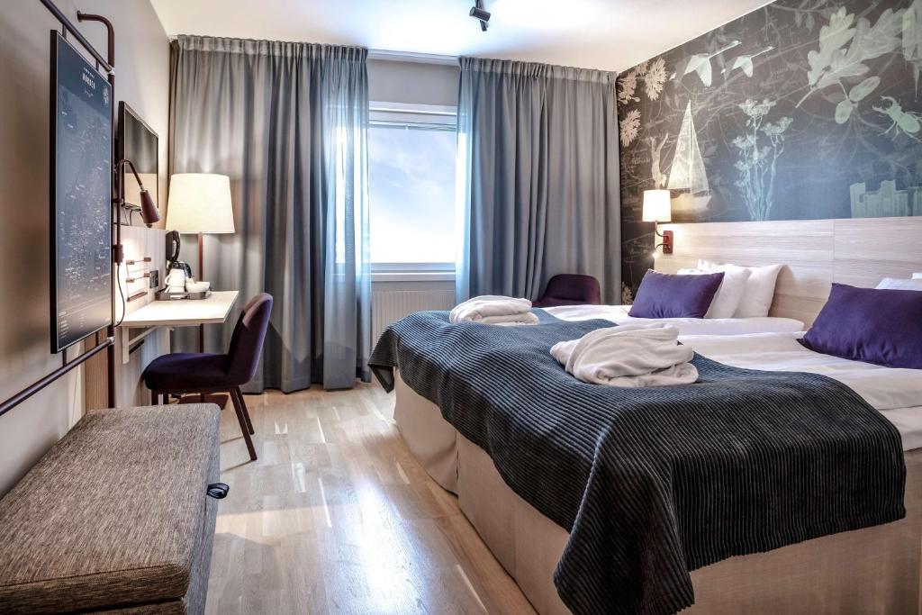 林雪平斯堪迪克林雪平瓦斯特酒店的酒店客房配有两张床和一张书桌
