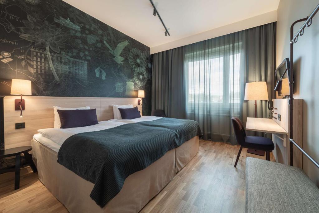 南泰利耶斯堪南泰利耶酒店的酒店客房设有一张大床和一张书桌。