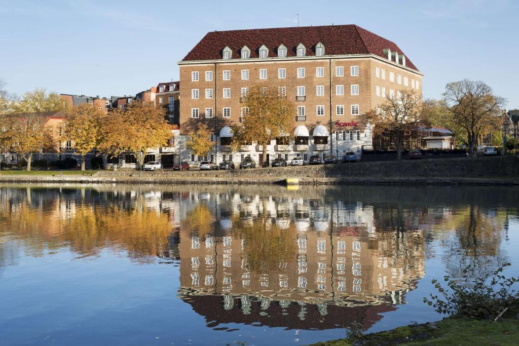 特罗尔海坦斯堪迪克思万尼尔酒店的倒在水体中的建筑