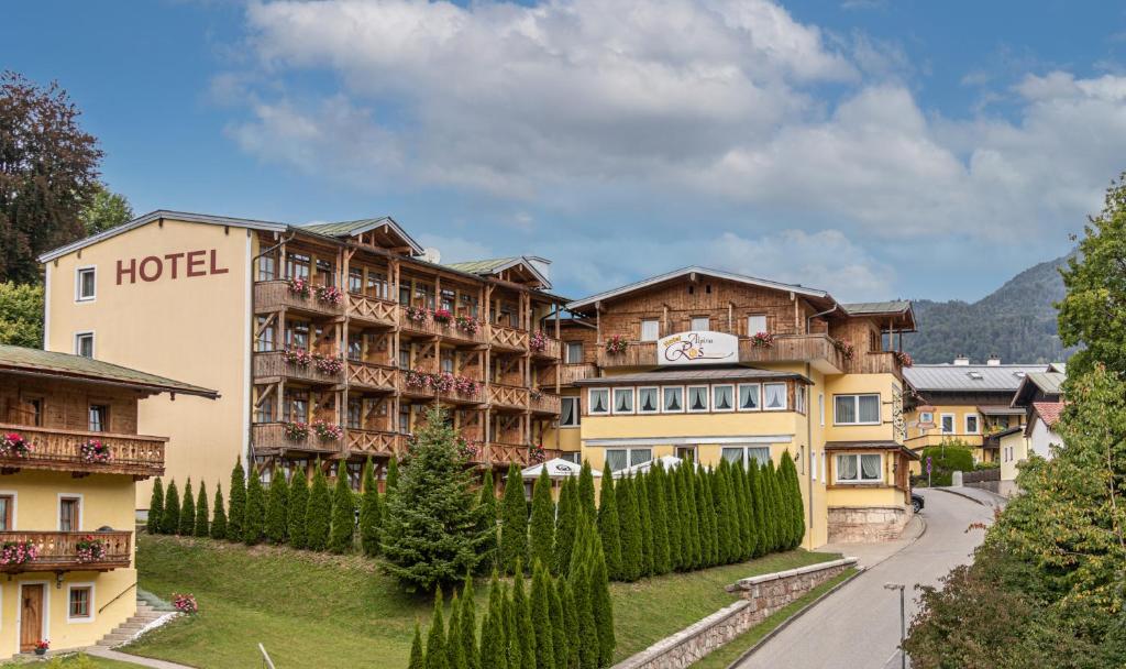 贝希特斯加登Hotel AlpinaRos的山间酒店,前面有一条路