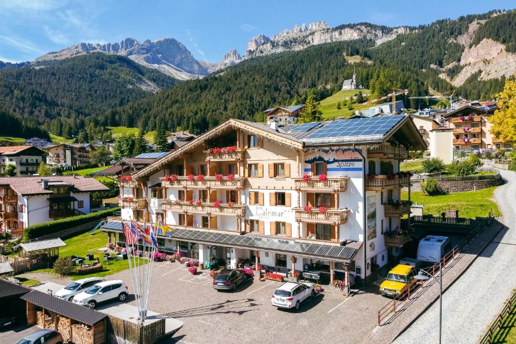 维哥迪法萨Berg Hotel Latemar Spitze的山脉酒店空中景色