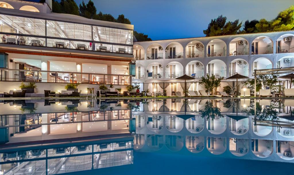PuntaHotel Punta的 ⁇ 染酒店外形,带有游泳池