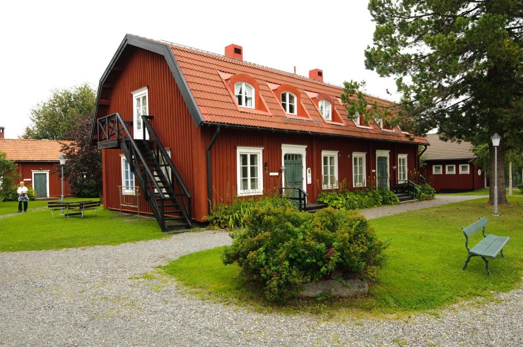 谢莱夫特奥Stiftsgården Hostel Skellefteå的一座红色的建筑,前面有楼梯
