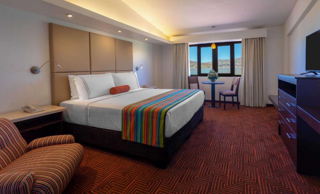 普诺普诺德尔印加圣淘沙集团酒店的酒店客房,配有床和电视