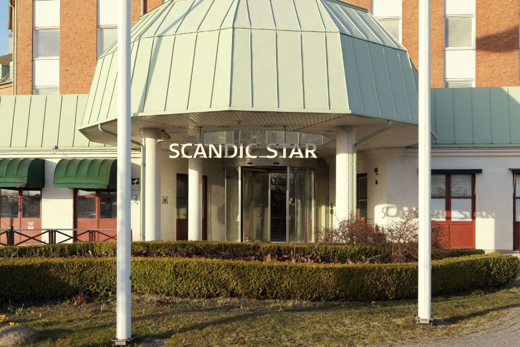 隆德斯堪迪克星之隆德酒店的草原星形建筑,带圆顶屋顶
