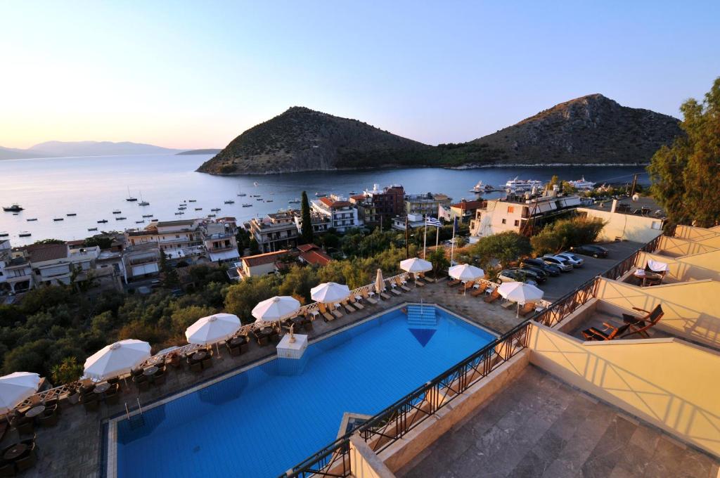 托隆国王米诺斯酒店 的享有带游泳池和海洋的度假村的空中景致