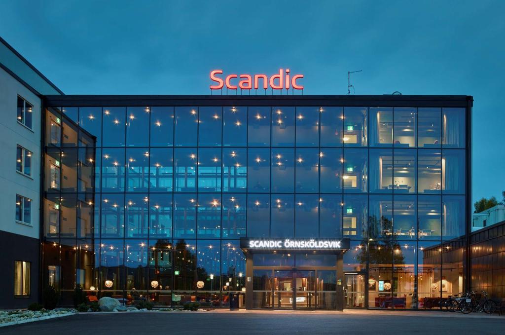 恩舍尔兹维克恩舍尔兹维克斯堪的克酒店的一座大型玻璃建筑,上面有桑坦德标志