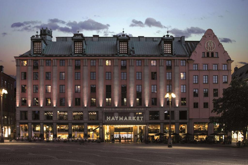 斯德哥尔摩斯堪达干草市场酒店的一座拥有许多窗户的大型砖砌建筑