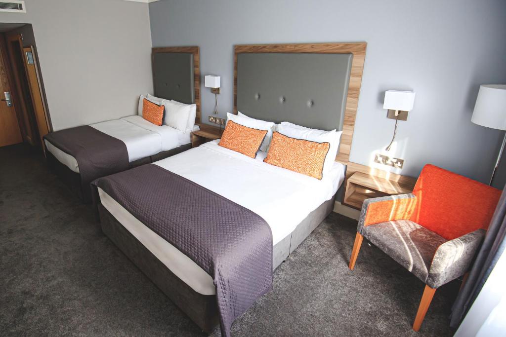 班特里韦斯特洛奇酒店及休闲中心的酒店客房,配有两张床和椅子
