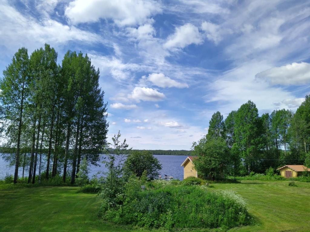 PuolankaB&B Aittoranta的湖畔房子