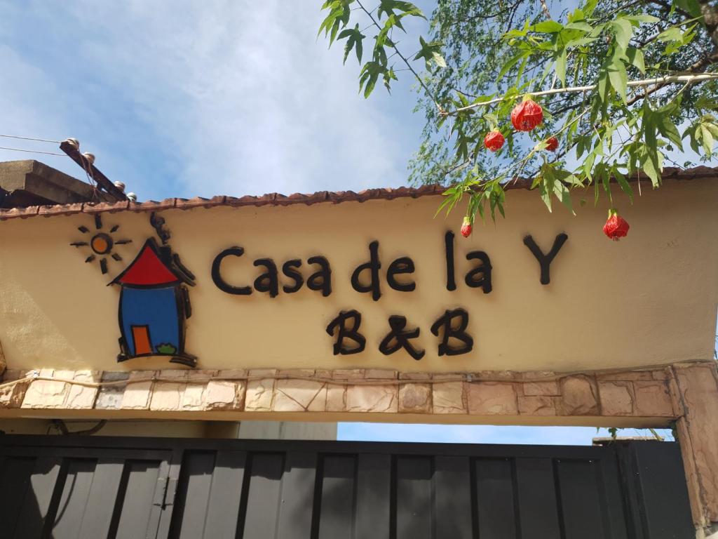 恩卡纳西翁Casa de la Y - B&B的建筑上巴茨之家的标志