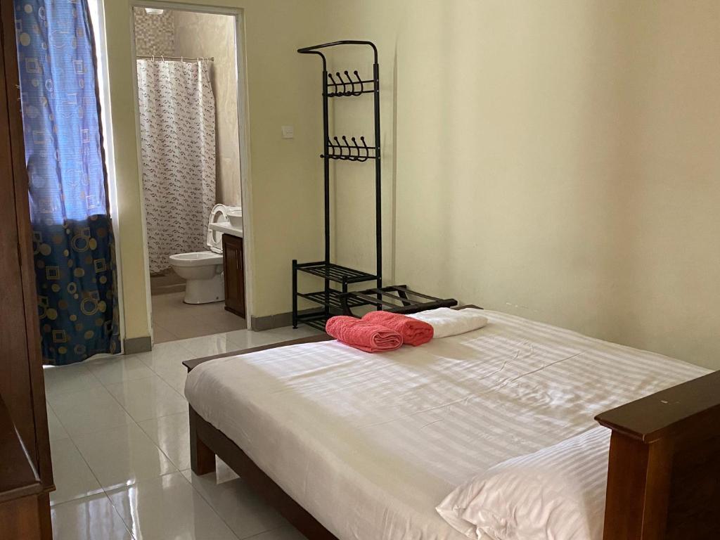 科伦坡Diwan Apartment & Chalet的一间卧室配有一张床,上面有两条毛巾