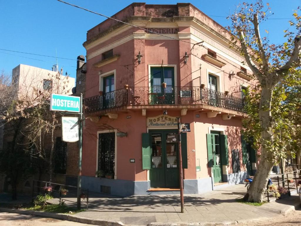 科隆Hostería Restaurante del Puerto的街道拐角处的旧楼