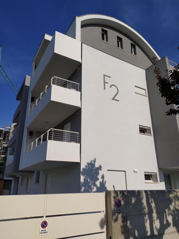 利多迪耶索罗Jesolo Appartamenti F2 - Ocean Blue的建筑物的侧面有数字