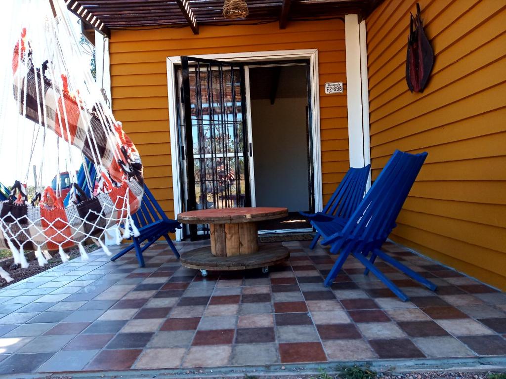 德尔迪阿布罗角Viudita del Diablo的门廊上设有两把蓝色椅子和一张桌子