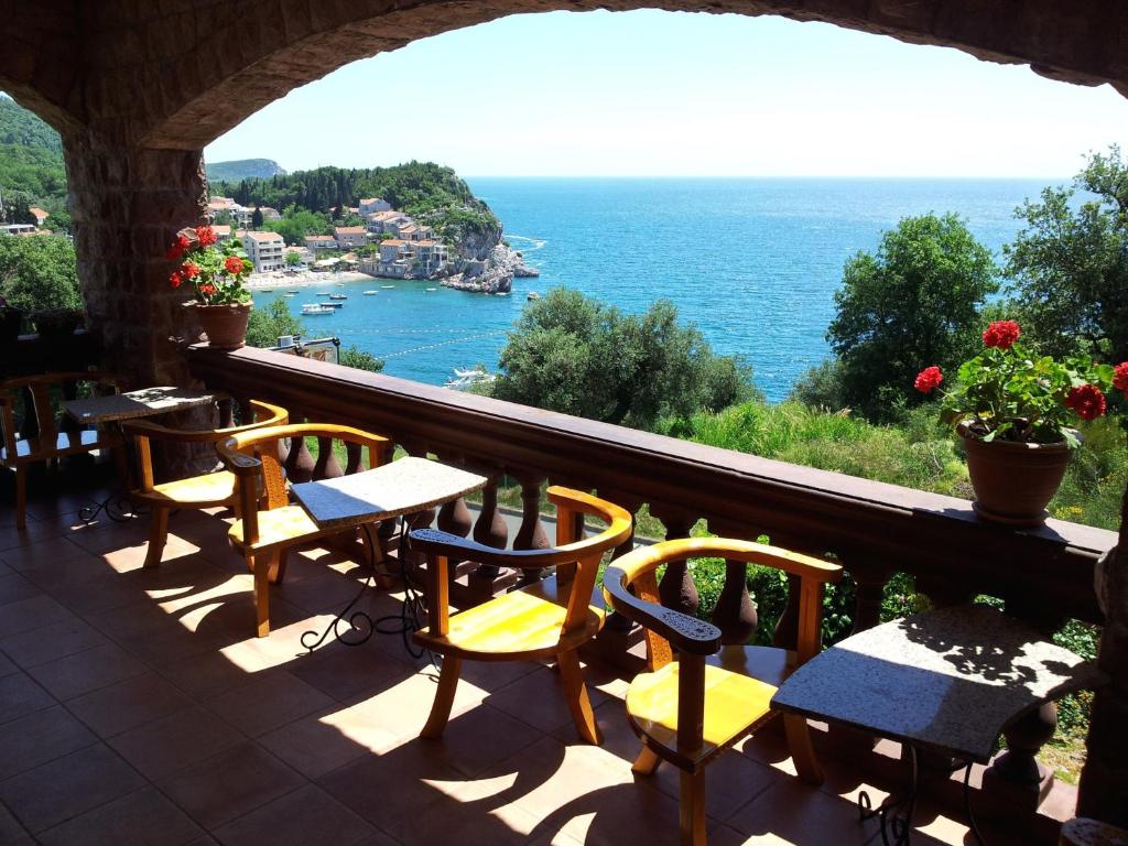 斯韦蒂·斯特凡Villa Sara Guesthouse的阳台配有桌椅,享有海景。