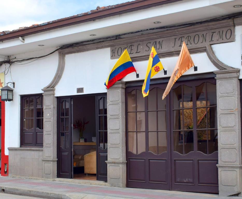 波帕扬Hotel San Jeronimo的前面有旗帜的建筑