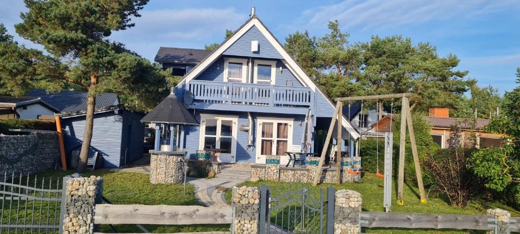朗克维茨Peeneblick的蓝色的房子,前面有一个游乐场