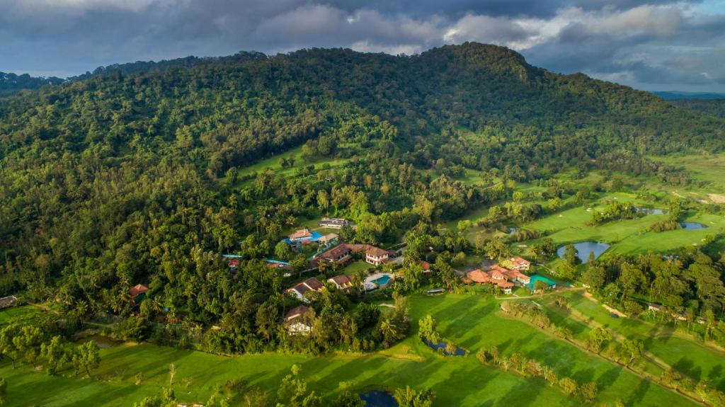 维拉杰佩特Amritara Ambatty Greens Resort的享有山区度假胜地的空中景致