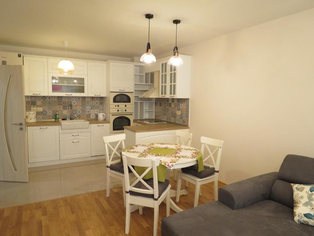 索非亚Апартхотел Б501.的厨房以及带桌椅的用餐室。