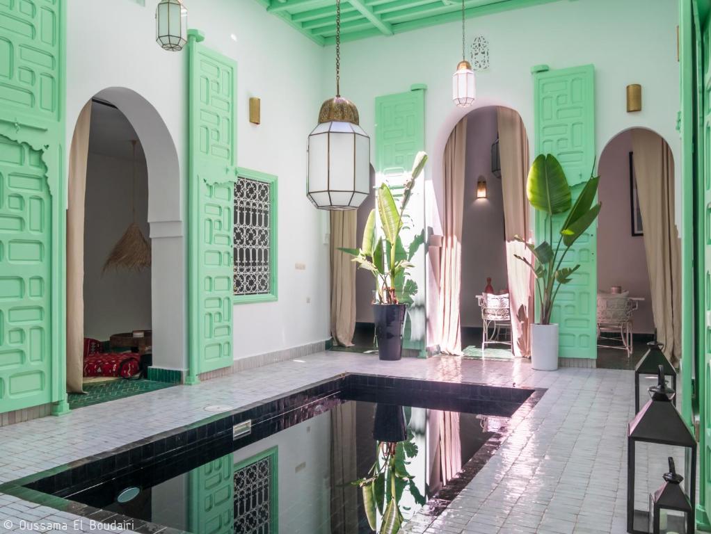 拉巴特Riad Dar Rabiaa的一座拥有绿色和白色墙壁的别墅内的游泳池