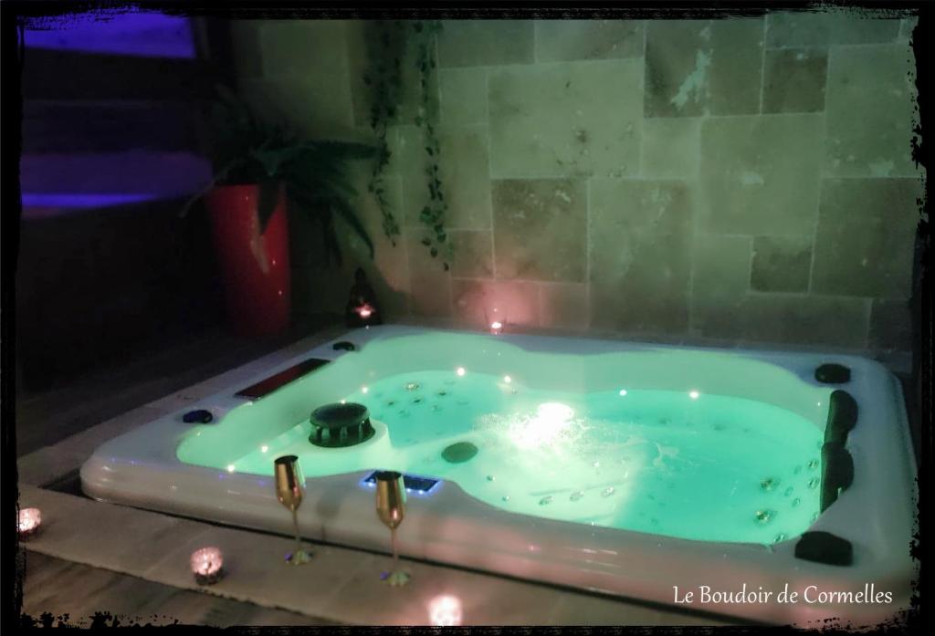CormellesBDC Le Boudoir de Cormelles的客房内的按摩浴缸配有灯光