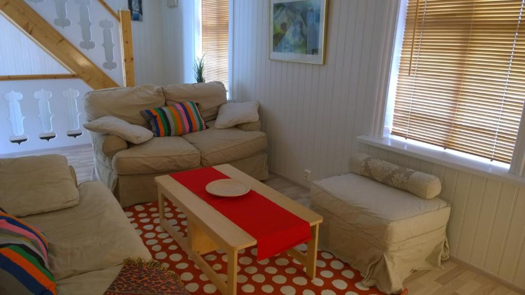 伊萨菲尔德私人住宅与花园度假屋的客厅配有沙发和桌子