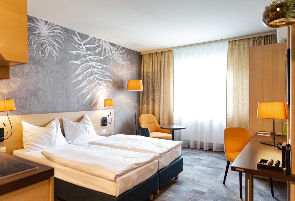 欣贝格Hotel Das Himberg的配有一张床和一张书桌的酒店客房