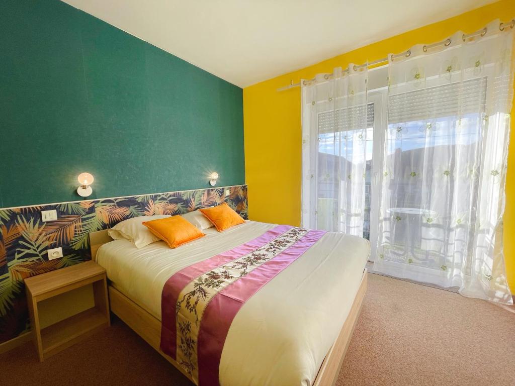 龙尚朗香酒店的一间卧室设有一张大床和一个窗户。