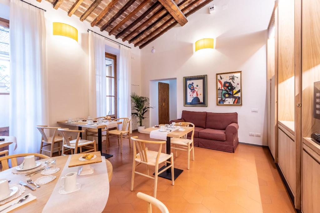 佛罗伦萨La Casa del Ghiberti B&B的餐厅设有桌椅和沙发。