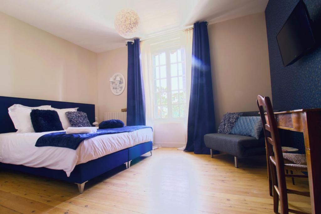 莱萨布勒-多洛讷LES CORDERIES的卧室配有床、椅子和窗户。