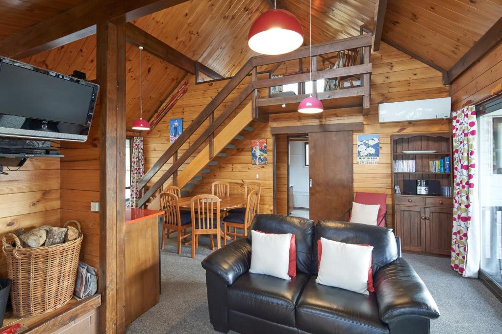 特卡波湖Retro Inn 2 - Lake Tekapo的客厅配有真皮沙发和电视