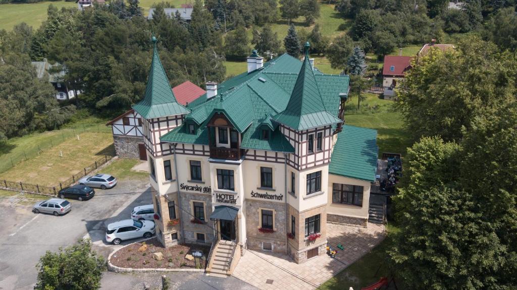 SněžnikHotel Švýcarský dům的享有带绿色屋顶的大房子的空中景致