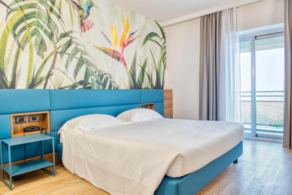 韦尔德里诺欣歌尼亚皇宫酒店的一间卧室配有一张大床和壁画