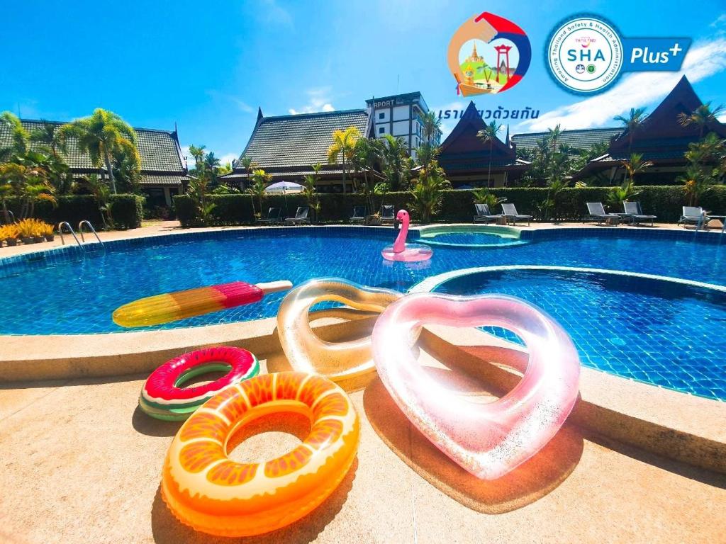 奈扬海滩Airport Resort Phuket的游泳池旁的地面游泳池设有几个充气设施