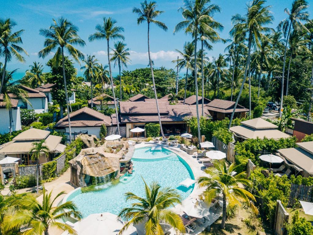 湄南海滩Khwan Beach Resort - Luxury Glamping and Pool Villas Samui - Adults Only - SHA Extra Plus的享有度假村的空中景致,设有游泳池和棕榈树