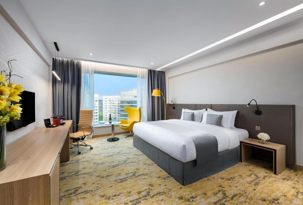 香港香港百乐酒店的配有一张床和一张书桌的酒店客房