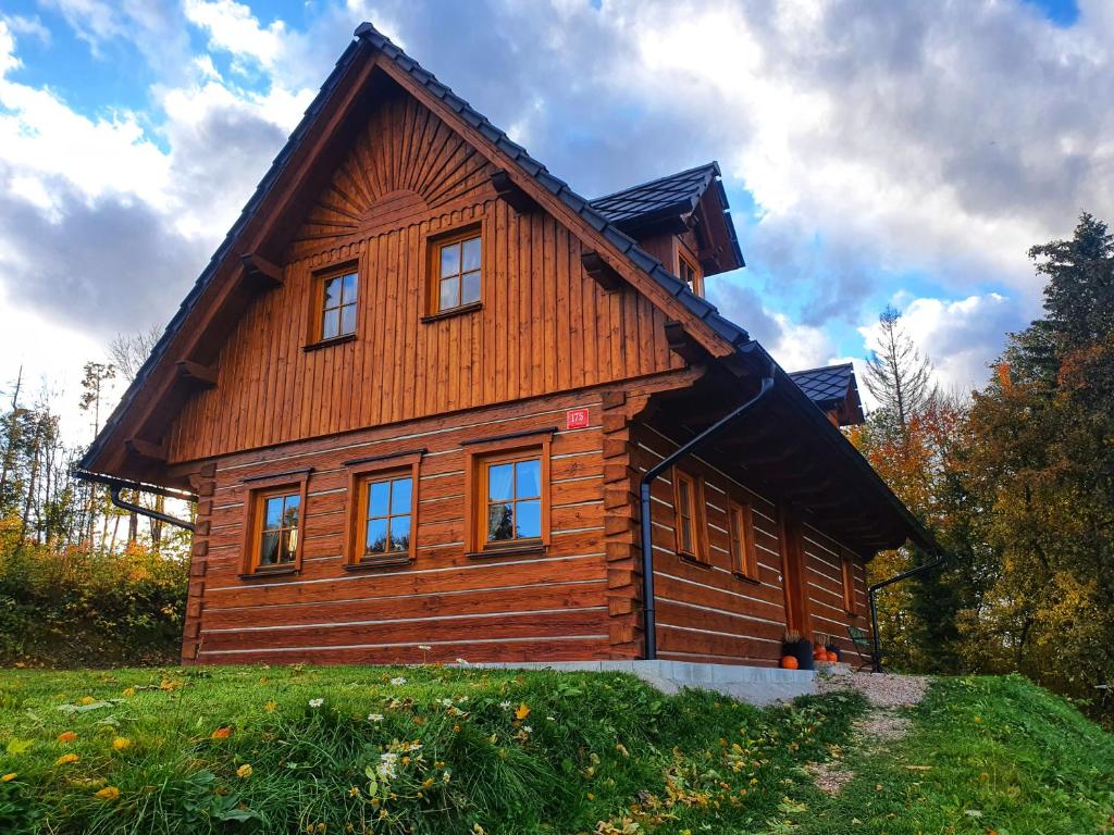 克拉斯纳利帕Roubenka Vlčí Hora的小木屋设有 ⁇ 篷