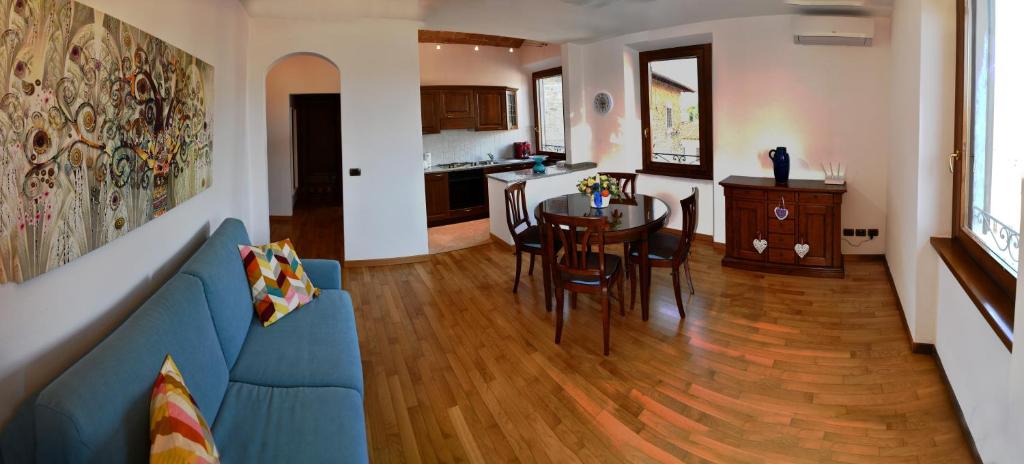 蒙特卡蒂尼泰尔梅Appartamento Clary的客厅配有蓝色的沙发和桌子